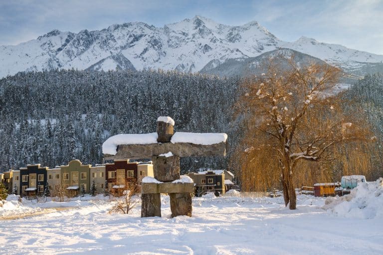 West Canada BC Pemberton Inukshuk met bergen in de winter
