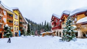 Rockies trail: Winters dorpsplein met chalets in Sun Peaks, British Columbia