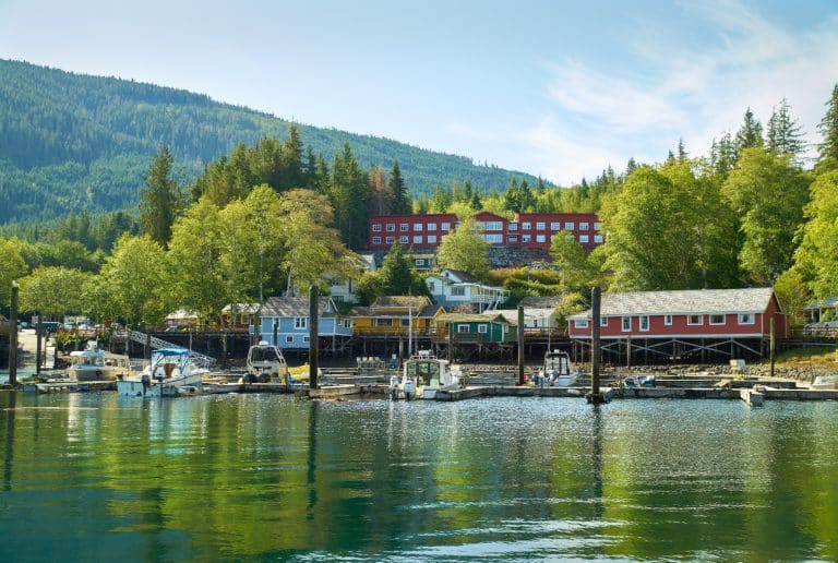 West Canada BC Telegraph Cove haven met pieren en houten huizen