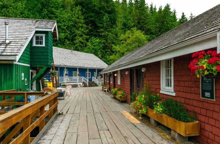 West Canada BC Telegraph Cove houten boardwalk en gekleurde gebouwen