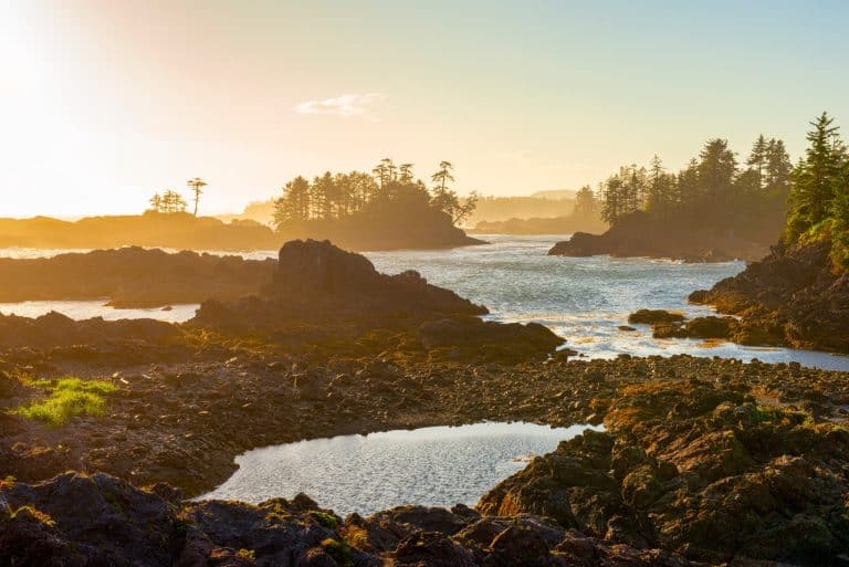 West Canada BC Ucluelet rotskust en eilandjes bij zonsondergang