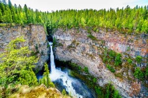 Spahats Falls waterval in Wells Gray Provincial Park