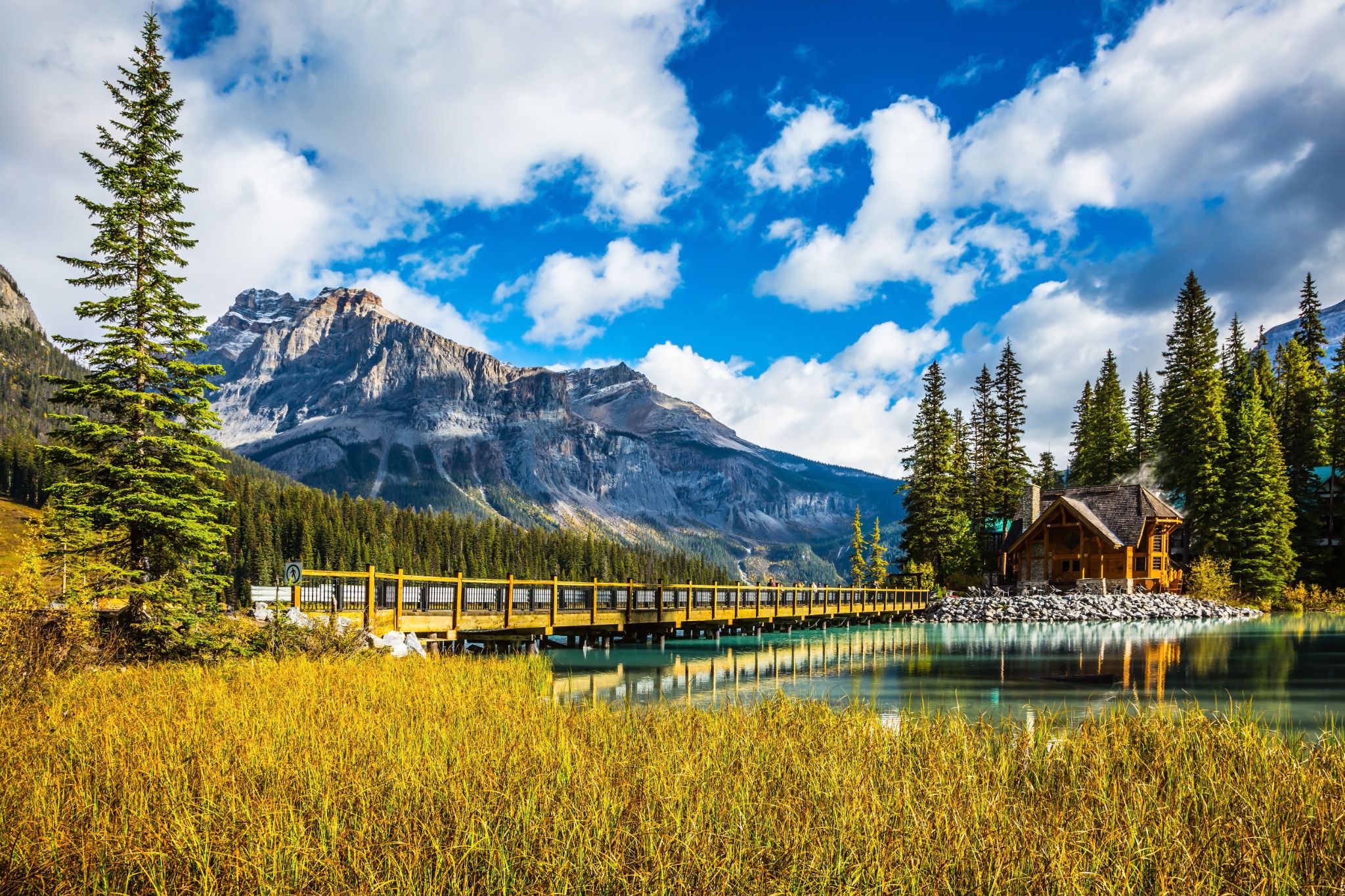 West Canada BC Yoho National Park Emerald Lake met houten brug en lodge