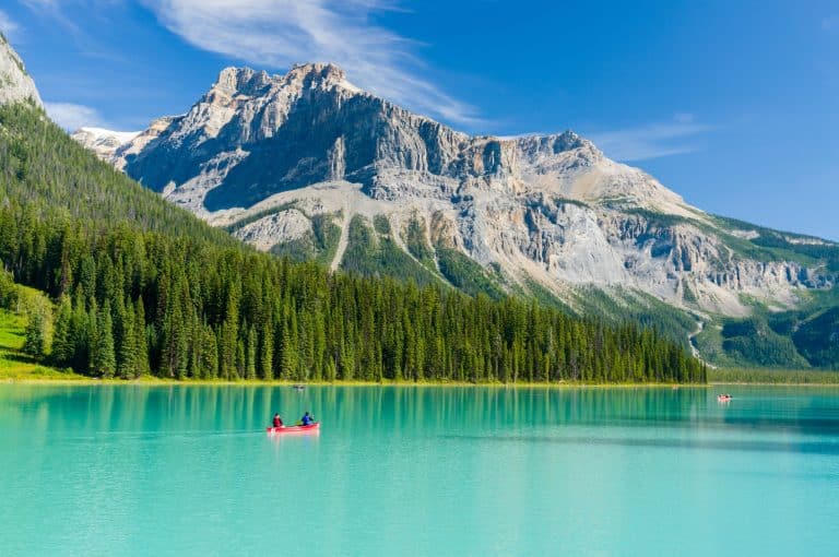 West Canada BC Yoho National Park Emerald Lake met kano en bergen