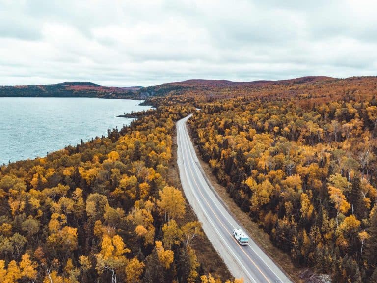 Camper langs meer en bos in Ontario Canada vanuit lucht