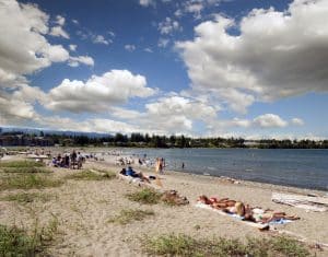 Vancouver Island en de Sunshine Coast: Strand met mensen bij Parksville op Vancouver Island