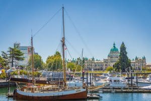 Haven met boten en parlementsgebouw in Victoria, British Columbia