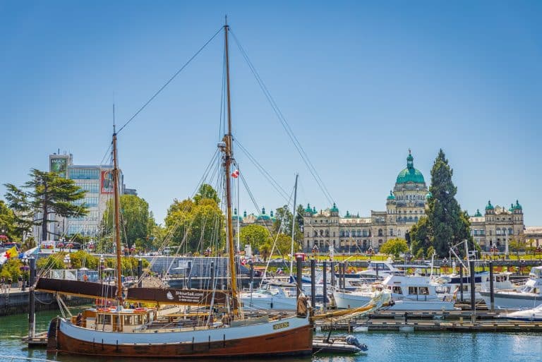 Haven met boten en parlementsgebouw in Victoria, British Columbia