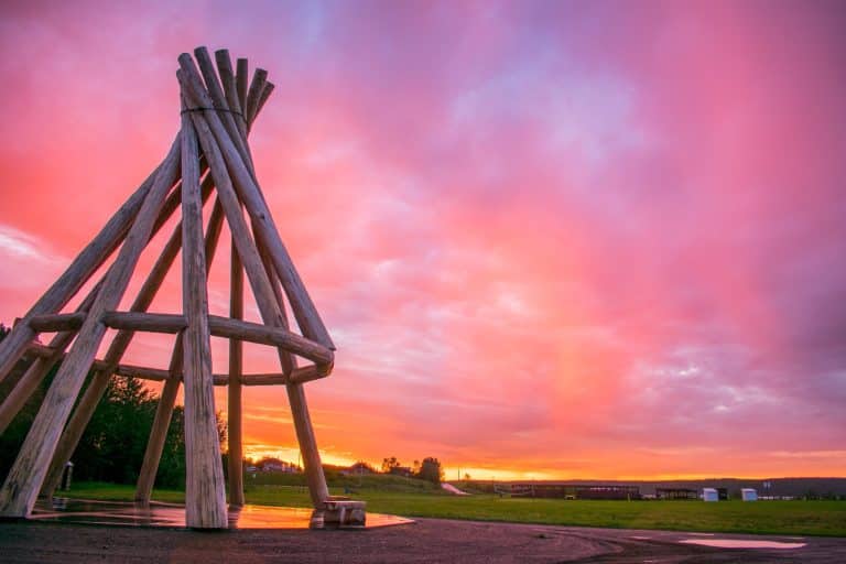 Yukon Noord Canada NT Fort Simpson houten tipi monument bij zonsondergang