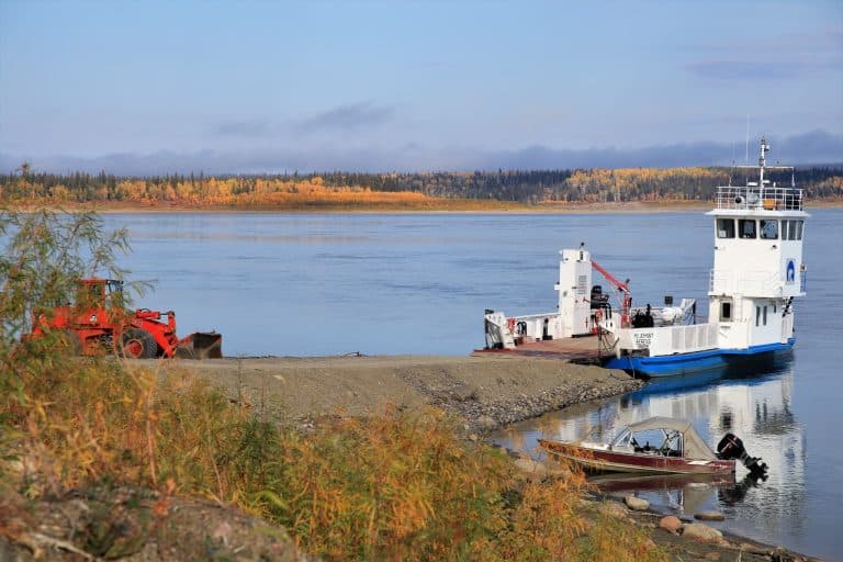 Yukon Noord Canada NT Fort Simpson veerpont op de rivier