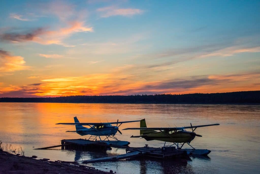 Yukon Noord Canada NT Fort Simpson watervliegtuigen aan de rivier bij zonsondergang