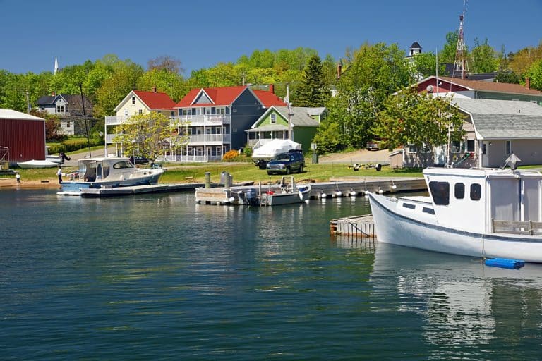 Atlantisch Canada NS Baddeck haven met vissersboot en dorpshuizen