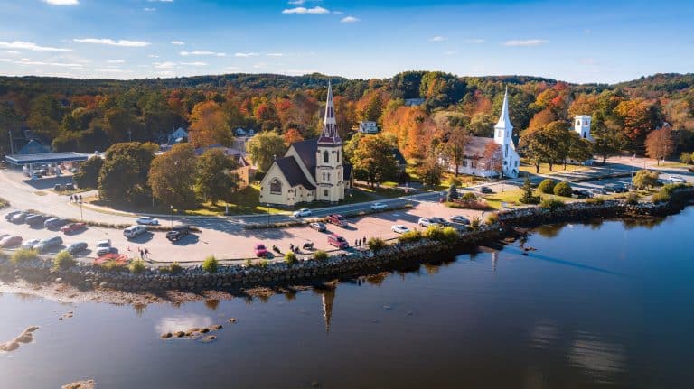 Atlantisch Canada NS Lunenburg kerk aan water herfst