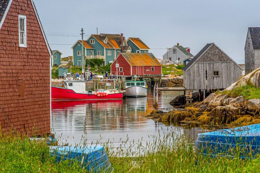 Atlantisch Canada NS Peggys Cove haven met vissersboten en houten schuren