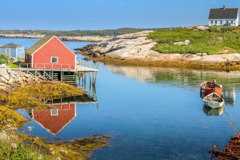 Atlantisch Canada NS Peggys Cove rood houten huis aan rotsachtige kust