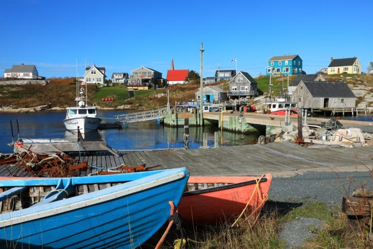 Atlantisch Canada NS Peggys Cove vissershaven met boten en houten huizen
