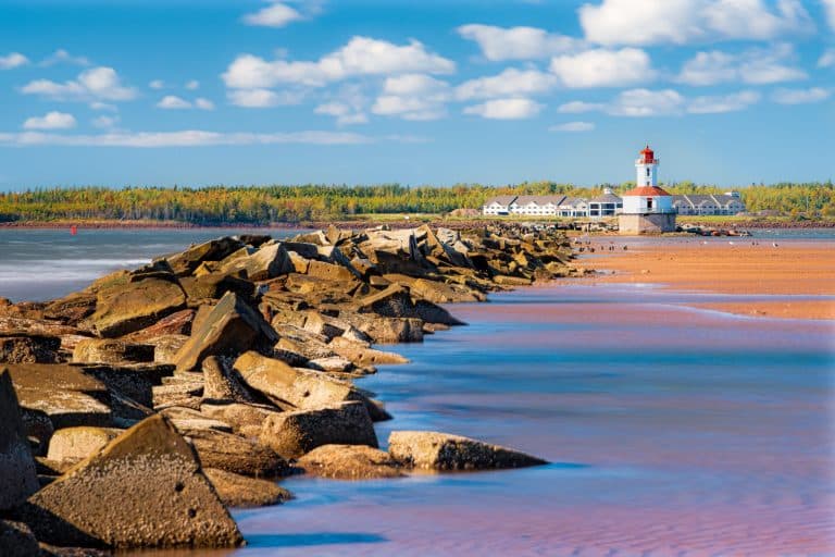 Atlantisch Canada PE Summerside vuurtoren en rotsachtige kustlijn