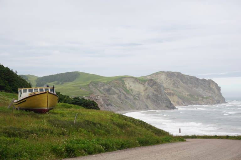 Atlantisch Canada QC Îles de la Madeleine kliffen en kustlijn met boot