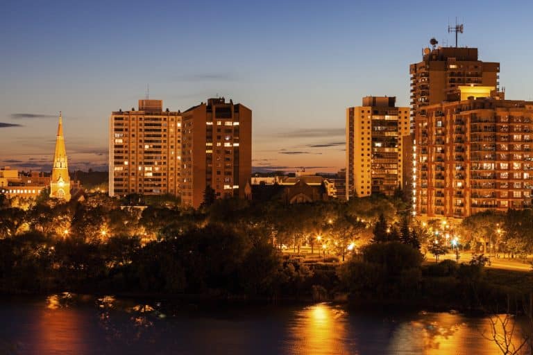 Centraal Canada SK Saskatoon skyline bij zonsondergang aan South Saskatchewan River