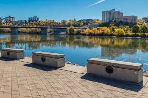 Centraal Canada SK Saskatoon wandelpad en brug over South Saskatchewan River