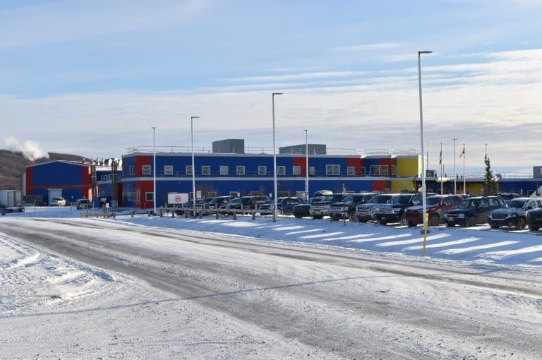 Northwest Territories Inuvik kleurrijk gebouw winter