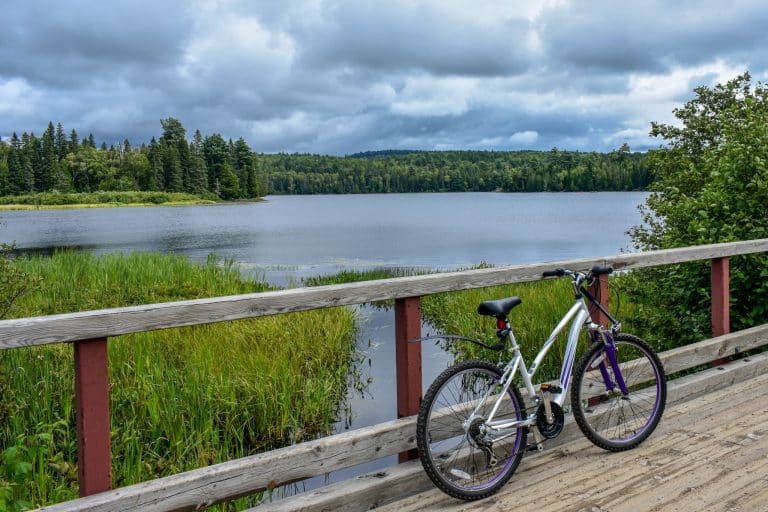 Oost Canada ON Algonquin Provincial Park fiets op houten brug bij meer