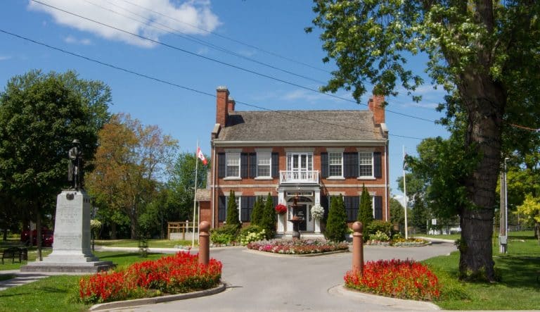 Oost Canada ON Gananoque town hall met standbeeld