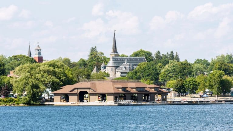 Oost Canada ON Gananoque waterfront met boten en kerk