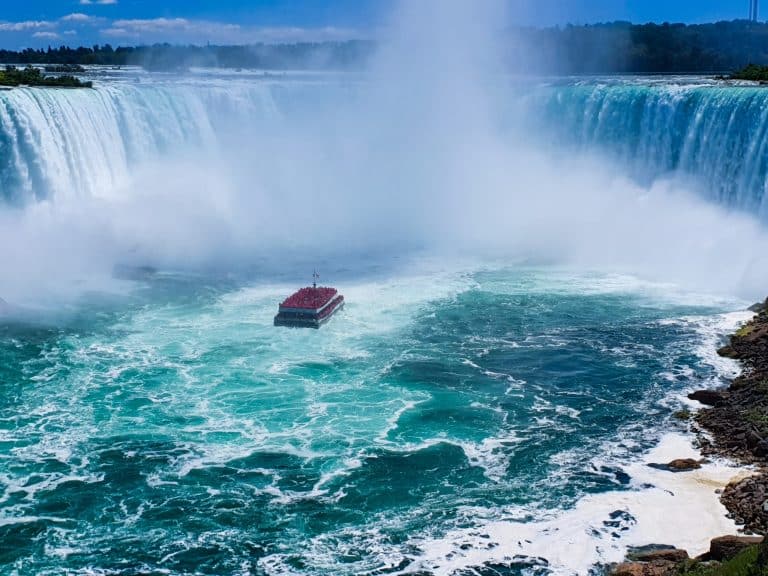 Oost Canada ON Niagara Falls Horseshoe Falls met boot in mist