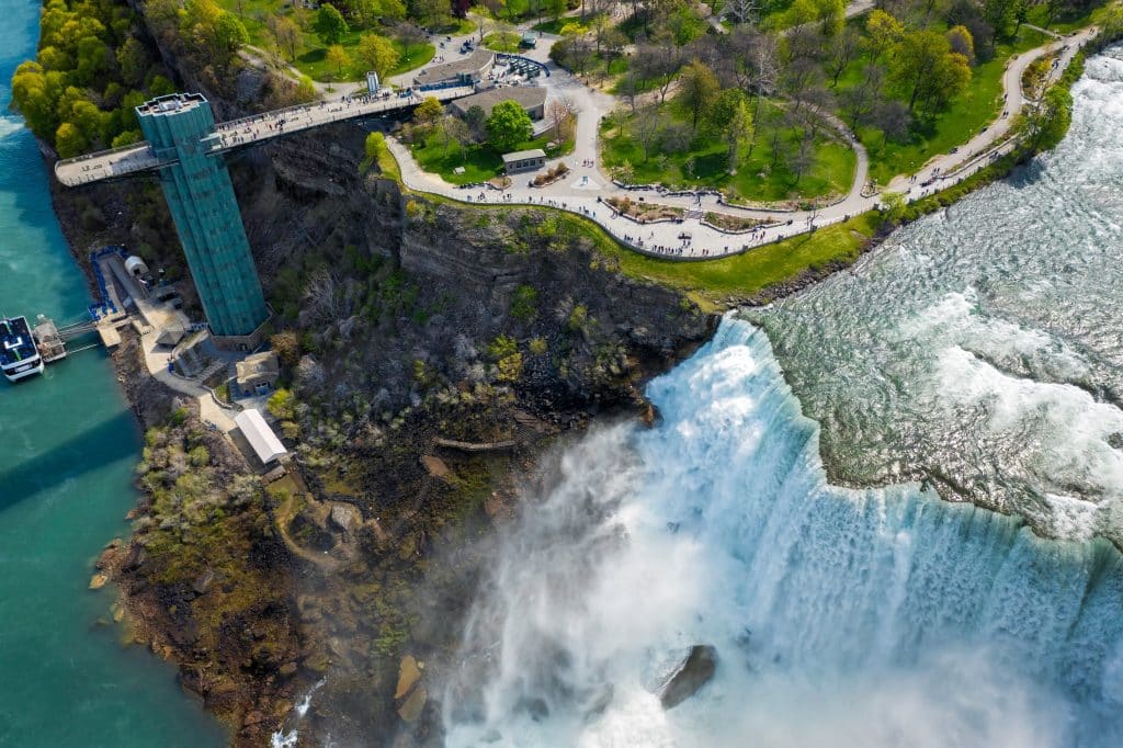 Oost Canada ON Niagara Falls Skylon Tower en Horseshoe Falls luchtfoto