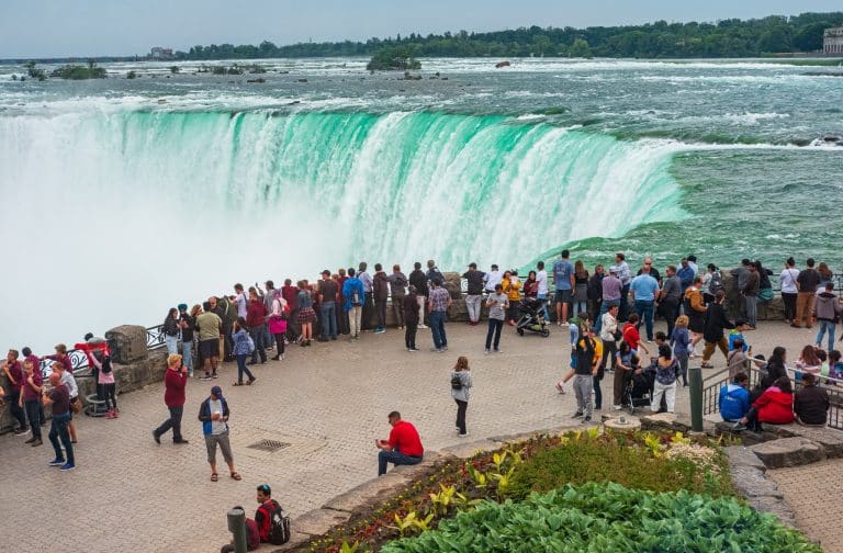 Oost Canada ON Niagara Falls uitkijkpunt Horseshoe Falls met bezoekers