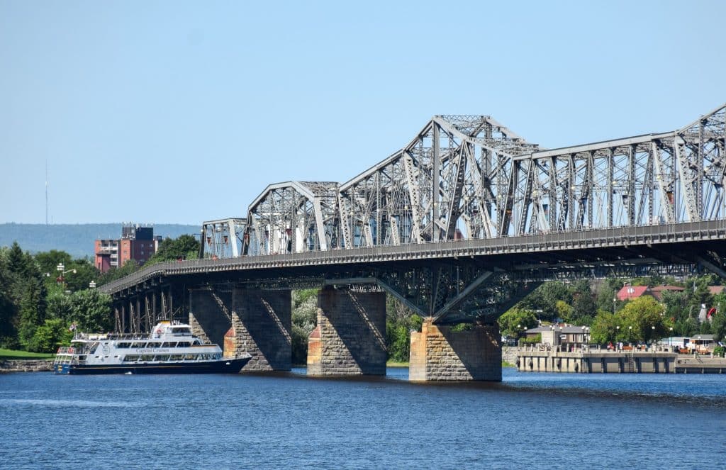 Oost Canada ON Ottawa Ottawa River boottocht bij stalen brug