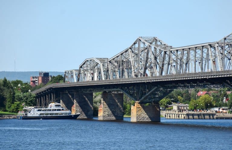Oost Canada ON Ottawa Ottawa River boottocht bij stalen brug