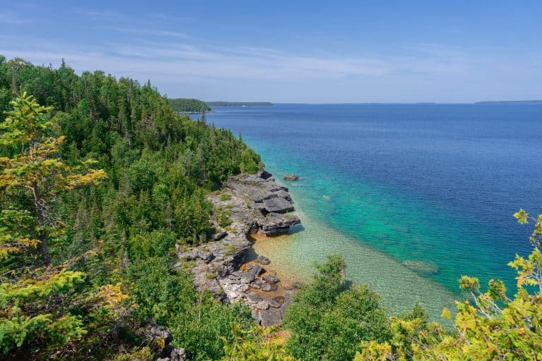 Oost Canada ON Tobermory rotsachtige kustlijn met helder water