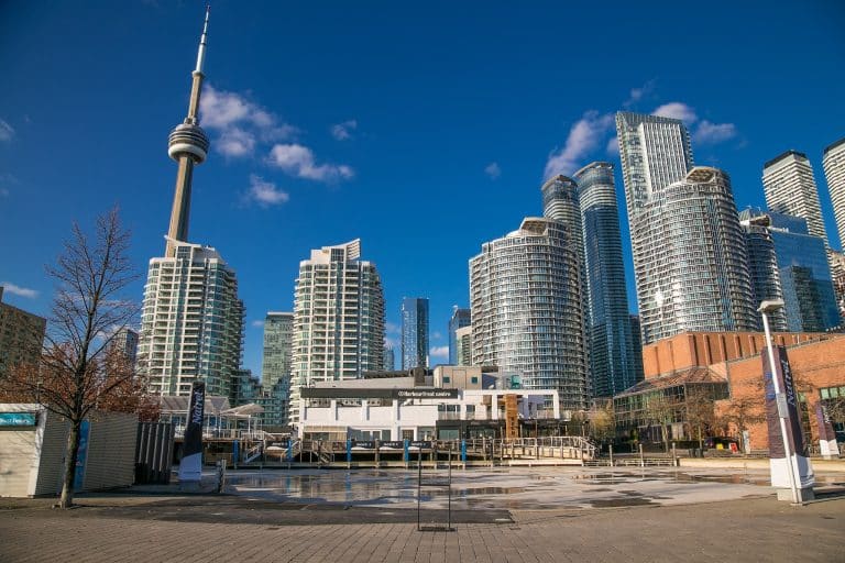Oost Canada ON Toronto Harbourfront en CN Tower