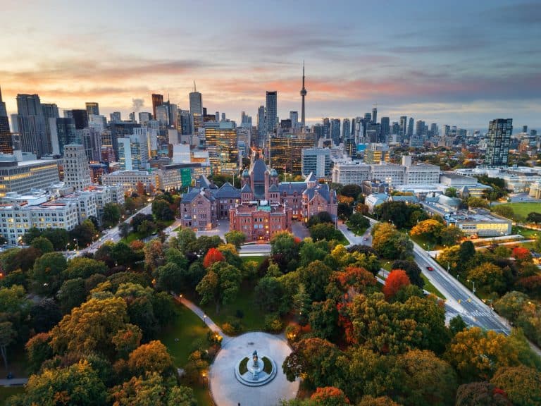 Oost Canada ON Toronto Queen’s Park met skyline