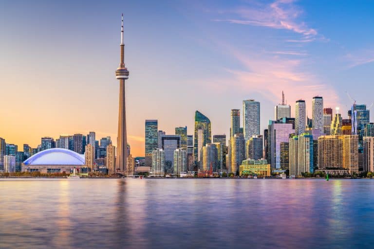 Oost Canada ON Toronto skyline met CN Tower en water