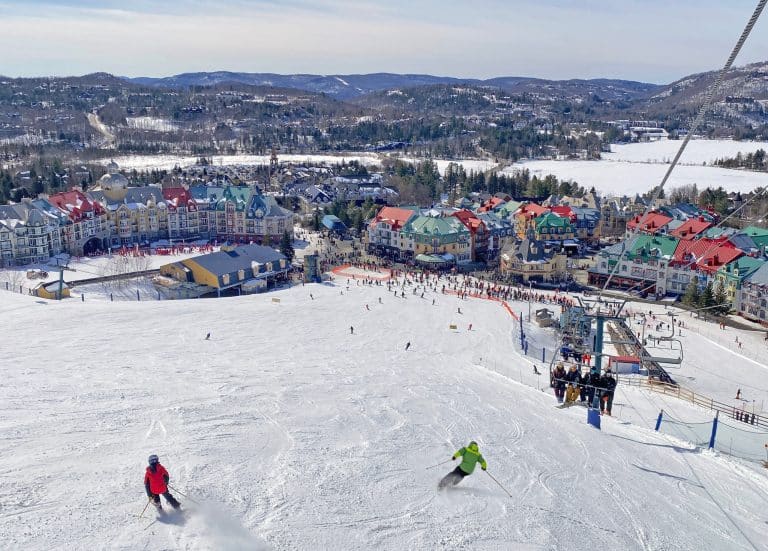 Oost Canada QC Mont Tremblant skigebied met dorp en skilift