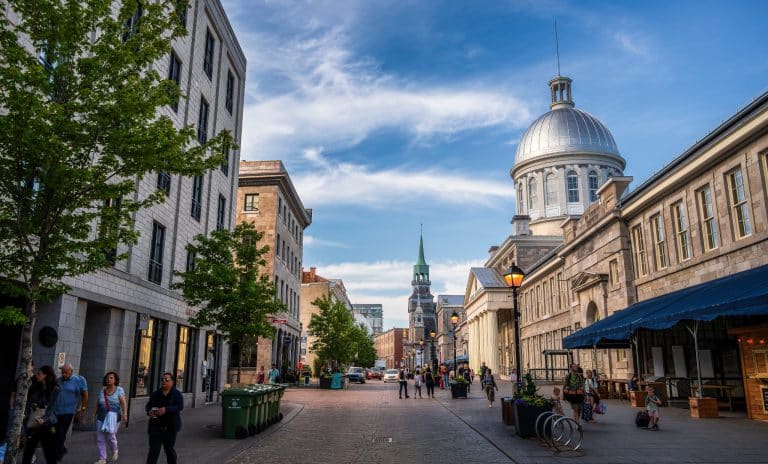 Oost Canada QC Montreal Old Port straat met Bonsecours Market