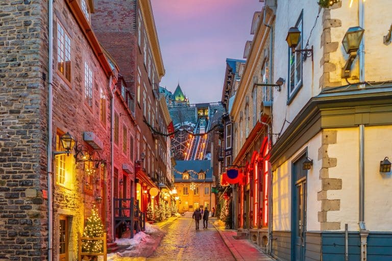 Oost Canada QC Quebec City Rue du Petit Champlain met kerstverlichting
