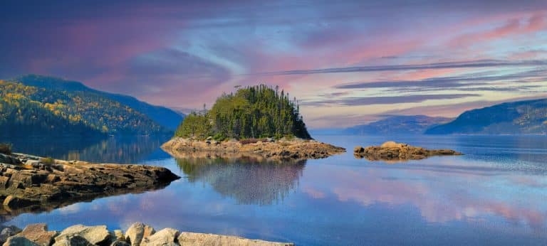 Oost Canada QC Saguenay eiland in de rivier bij zonsondergang