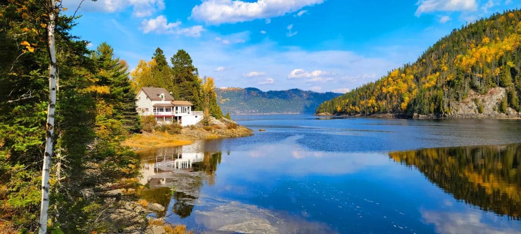 Oost Canada QC Saguenay huis aan het water met bos