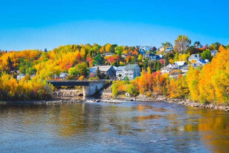Oost Canada QC Saguenay rivier brug en herfstkleuren