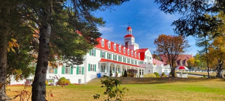 Oost Canada QC Tadoussac Hotel Tadoussac met rood dak