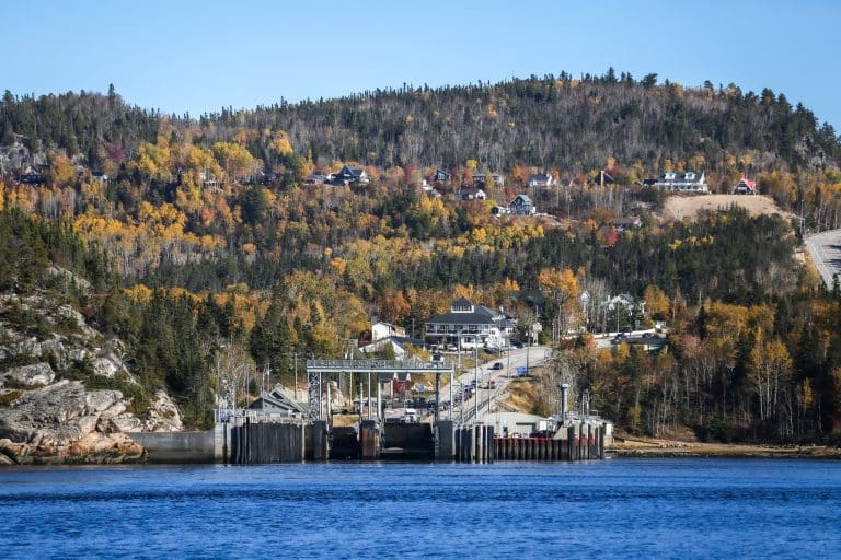 Oost Canada QC Tadoussac veerboot en herfstbos aan StLawrence