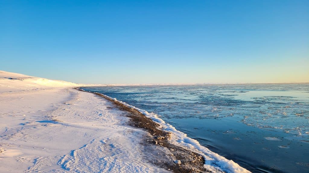 Yukon Noord Canada NT Sachs Harbour besneeuwde kustlijn en ijszee