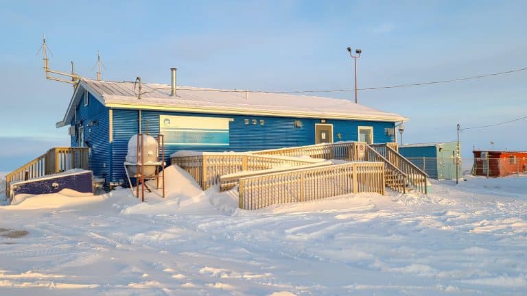 Yukon Noord Canada NT Sachs Harbour luchthavengebouw in de winter