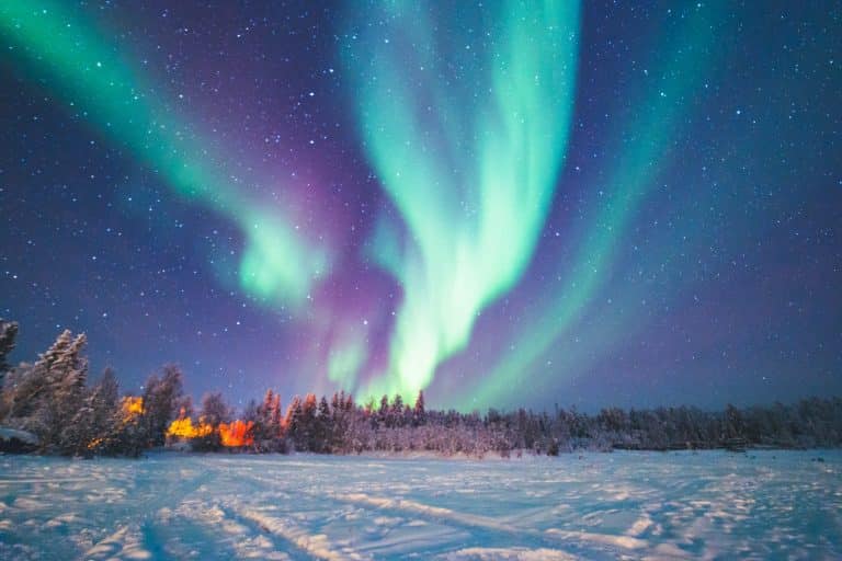 Yukon Noord Canada NT Yellowknife noorderlicht boven besneeuwd landschap
