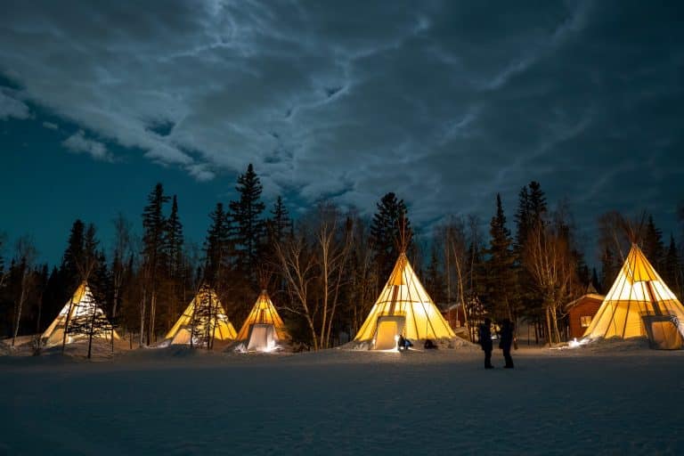 Yukon Noord Canada NT Yellowknife verlichte tipi lodges in winter