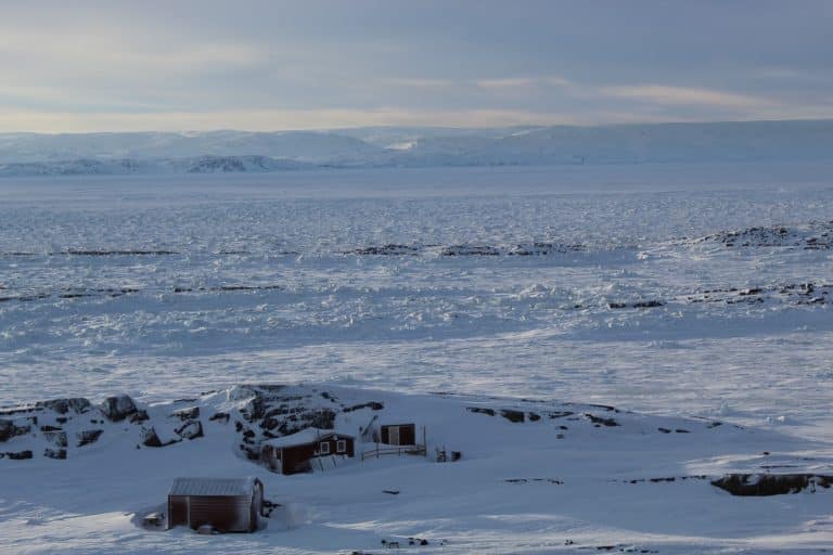Yukon Noord Canada NU Iqaluit besneeuwd landschap met hutten en ijsvlakte